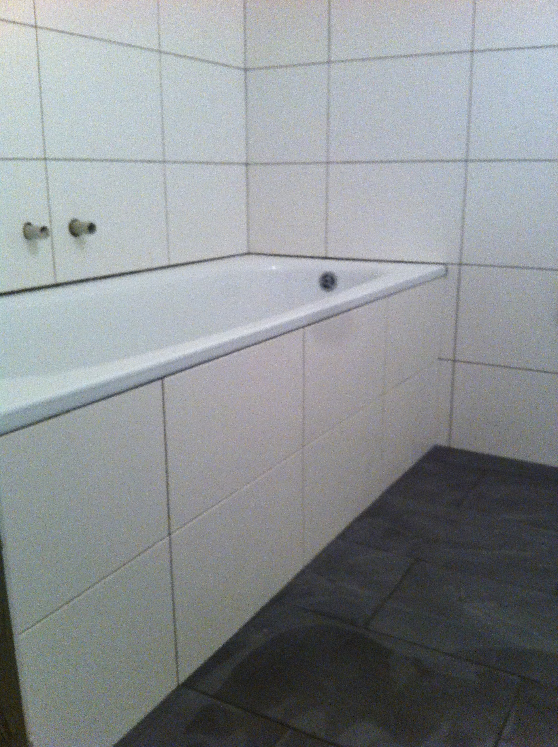 Badewanne mit Fliesen